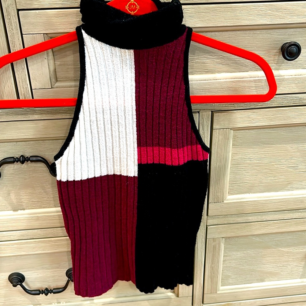 Sleeveless turtleneck sweater